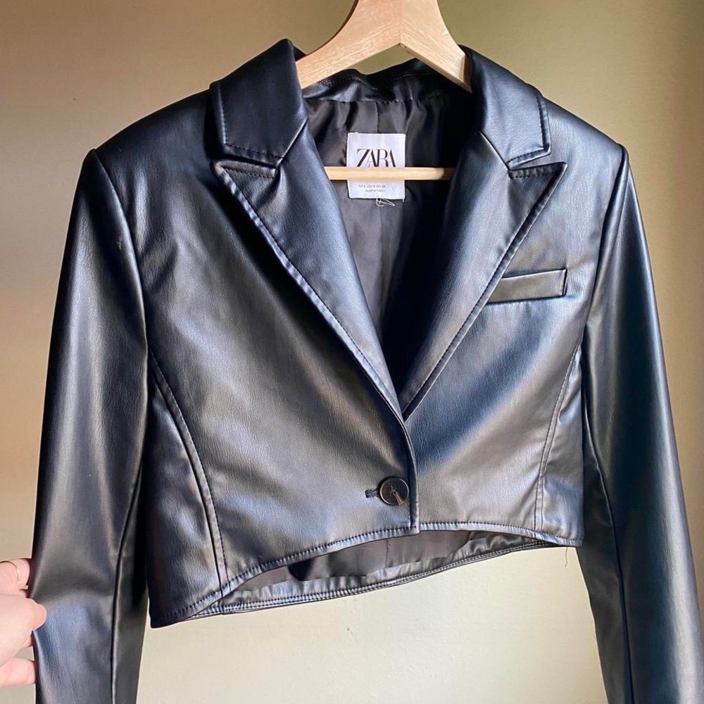FAUX LEATHER CROPPED BLAZER: Zara